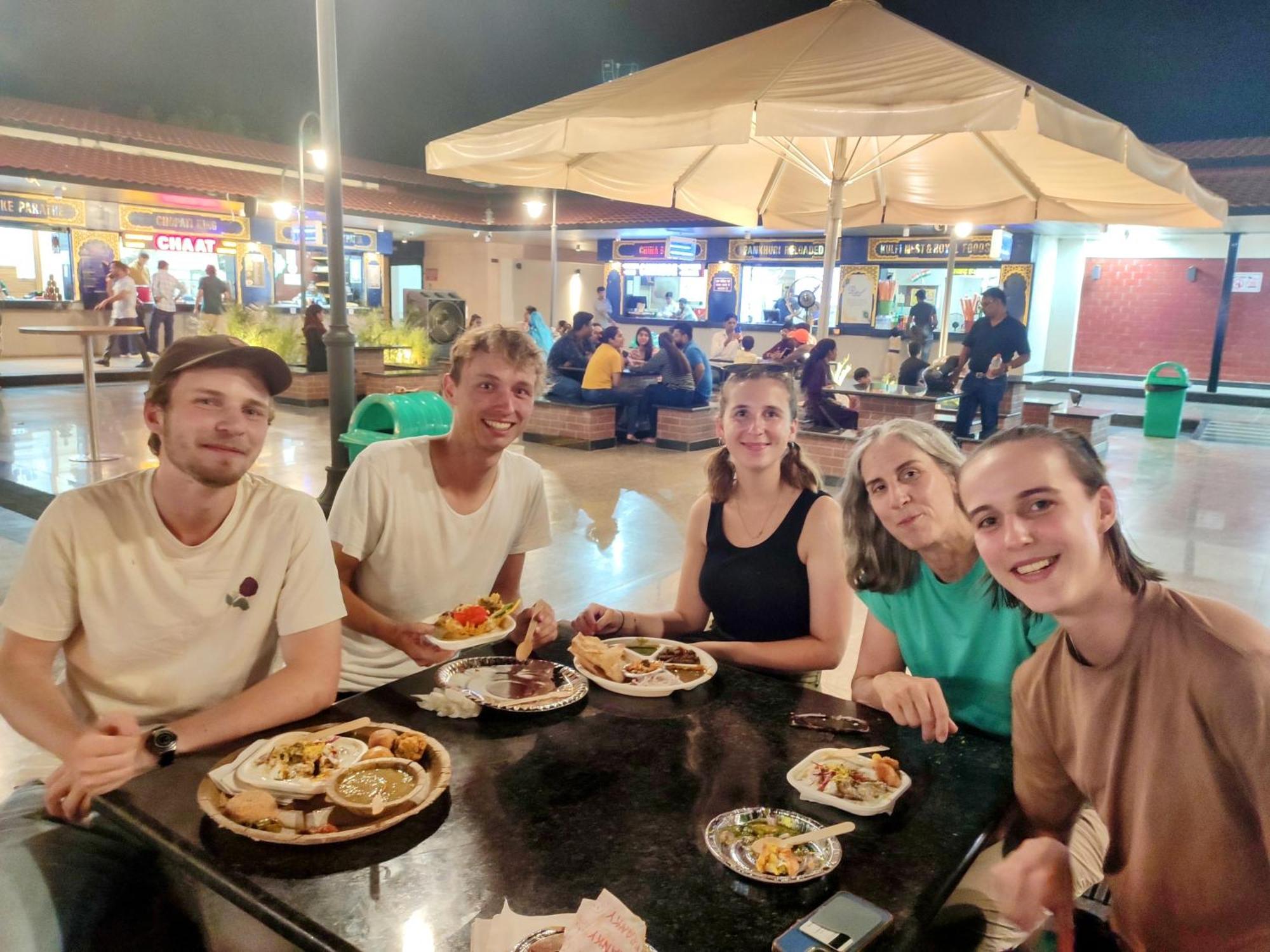 Zigzag Homestay Агра Экстерьер фото